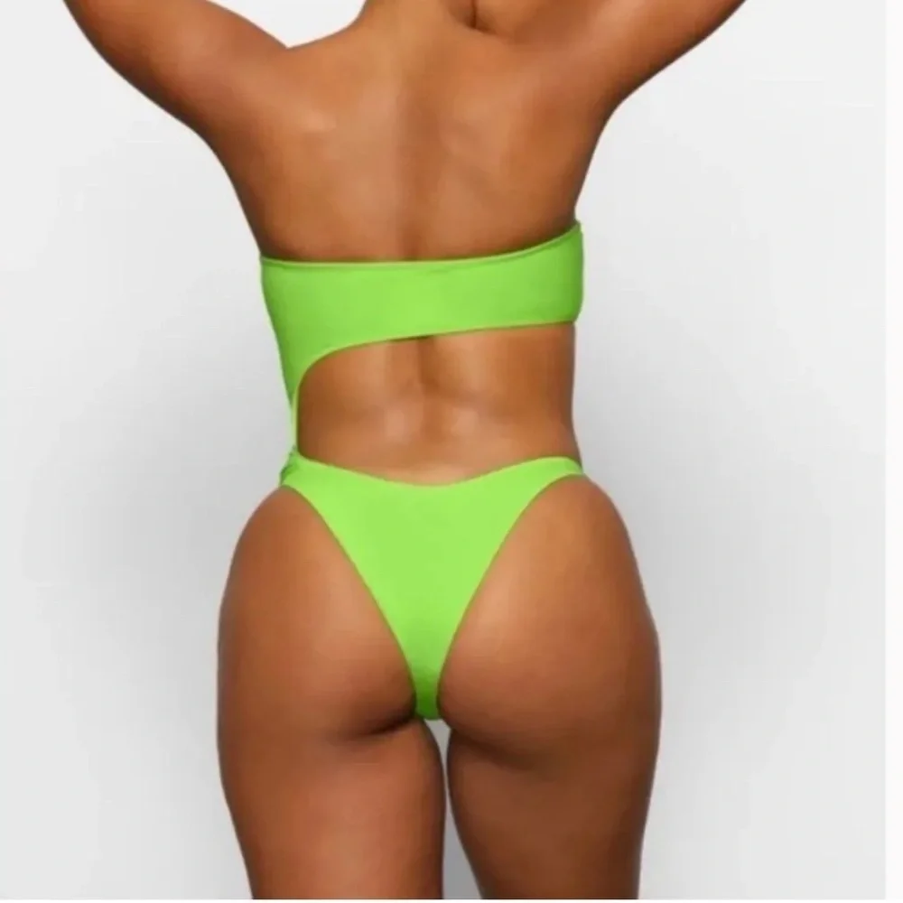 SKIMS SIGNATURE SWIM STRAPLESS MONOKINI COLOR NEON GREEN SIZE 3X